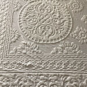 Elegant Vintage Textured Chenille Bedspread. (QUEEN SIZE)